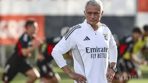 《海峡》记者携手，共绘芽笼庆典五十载辉煌队史新篇